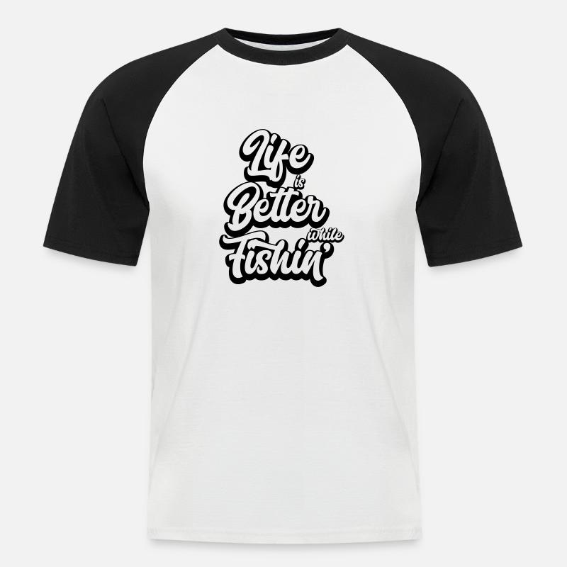 Life Is Better While Fishin' - Männer Baseball-T-Shirt - Weiß/Schwarz