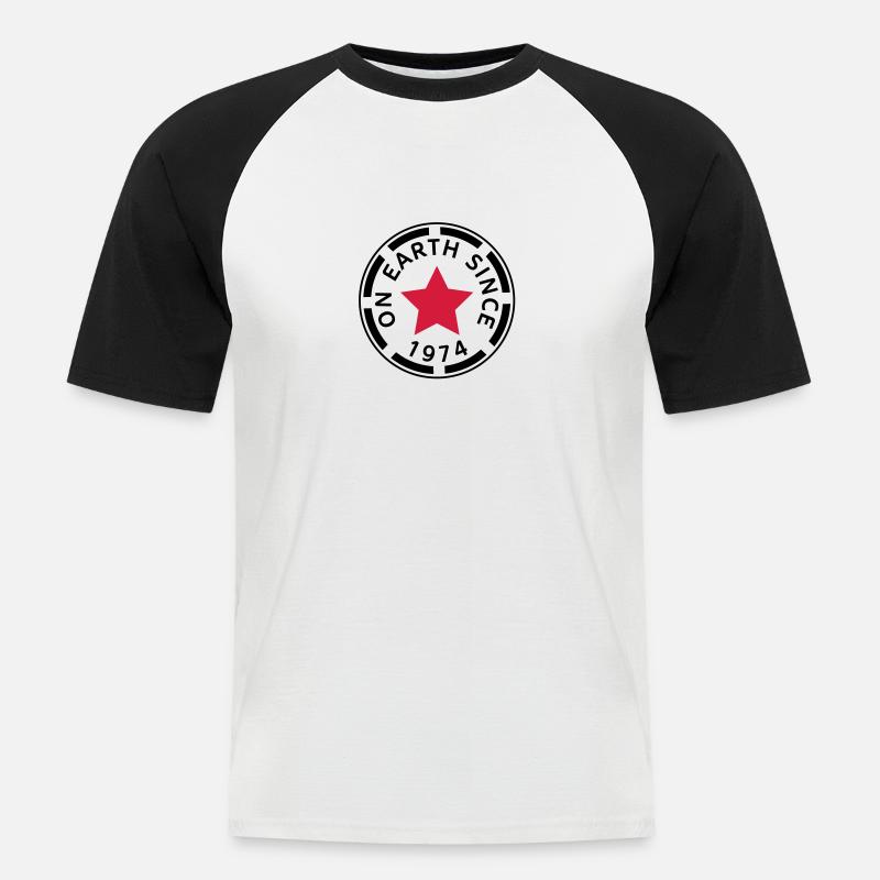 on earth since 1974 (de) - Männer Baseball-T-Shirt - Weiß/Schwarz