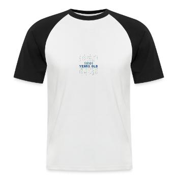 61. Geburtstag 61 Jahre alt Binärcode Coder - Männer Baseball-T-Shirt - Weiß/Schwarz - Vorne - Nik (191cm)