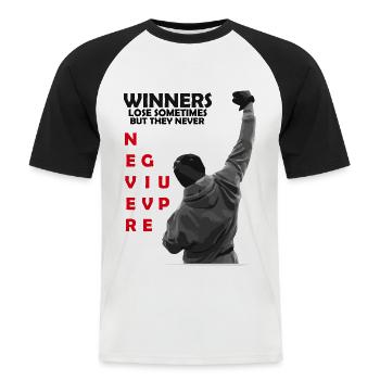 Gewinner geben niemals auf! Motivations-Shirt - Männer Baseball-T-Shirt - Weiß/Schwarz - Vorne - Nik (191cm)