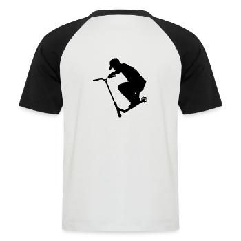 Freestyle-Roller: Deck Grab - Männer Baseball-T-Shirt - Weiß/Schwarz - Hinten - Nik (191cm)