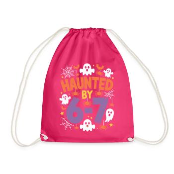 Verfolgt von 6-7 Halloween Mathe-Wortspiel Design - Turnbeutel - Fuchsia - Vorne