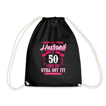 Mein Mann ist 50 T-Shirt und er hat es immer noch lustig - Turnbeutel - Schwarz - Vorne
