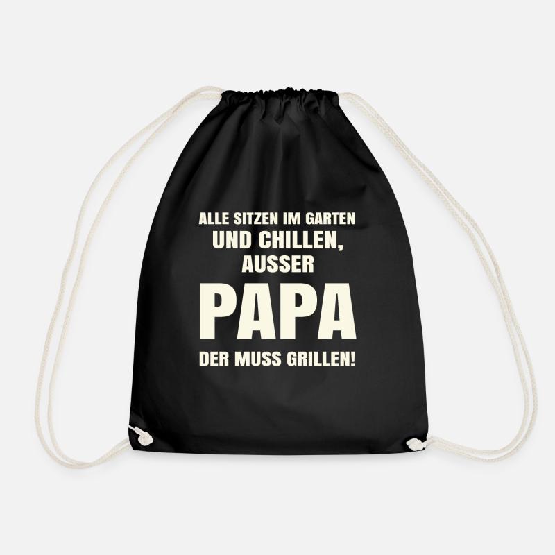 alle sitzen im garten und chillen ausser papa der - Turnbeutel - Schwarz