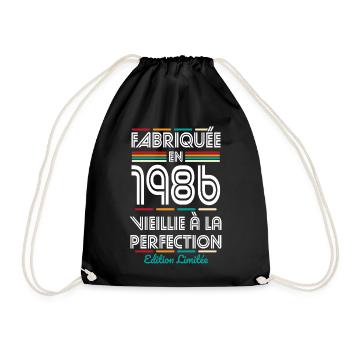 1986 – Made – Aged to perfection - Drawstring Bag - black - Front