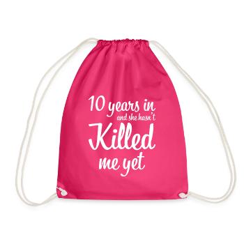 10 years in and she has not killed me yet gift - Drawstring Bag - fuchsia - Front