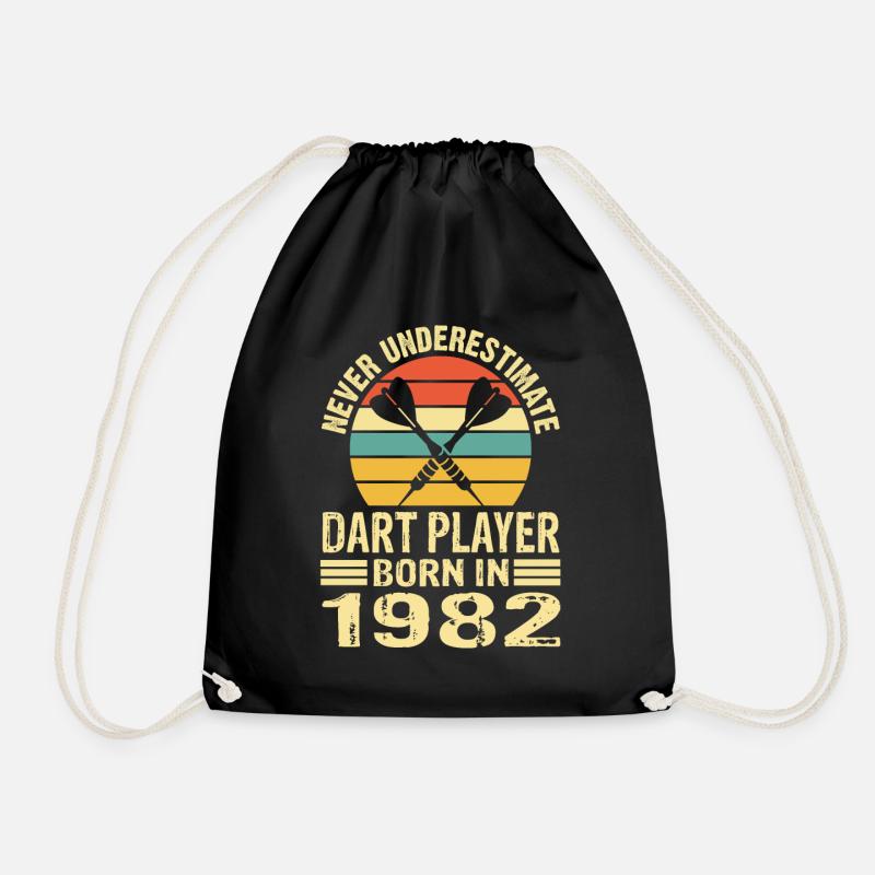 Never Underestimate Dart Player Born In 1982 - Turnbeutel - Schwarz