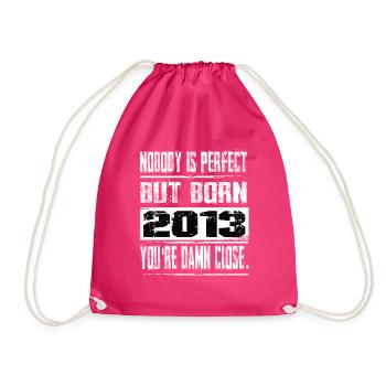 Personne n’est parfait mais né 2013 Anniversaire - Sac de sport léger - fuchsia - Devant