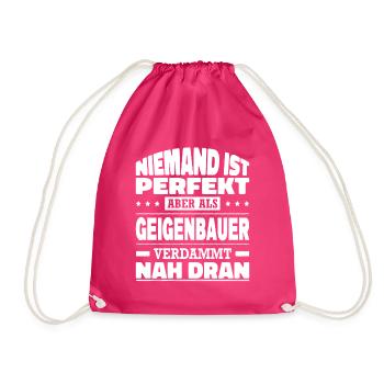 Niemand Ist Perfekt Aber Als Geigenbauer Nah Dran - Turnbeutel - Fuchsia - Vorne