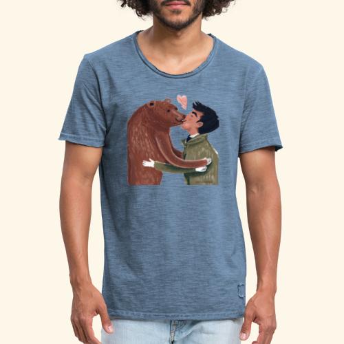 un orso e un uomo si baciano by riccardo maffioli - Maglietta vintage da uomo