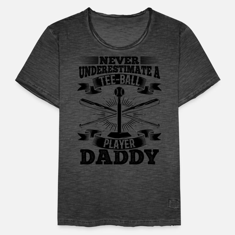 Never underestimate a Tee-ball player daddy Männer Vintage T-Shirt
