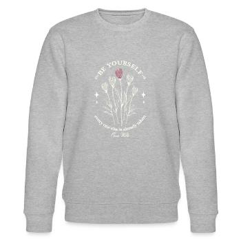 Design de citation d’Oscar Wilde en blanc cassé - Sweat bio CHANGER Stanley/Stella Unisexe - gris chiné - Devant - Nik (191cm) & Marisol (170cm)