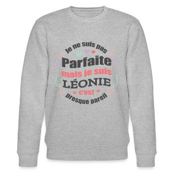 LÉONIE PARFAITE - PRENOM LÉONIE - Sweat bio CHANGER Stanley/Stella Unisexe - gris chiné - Devant - Nik (191cm) & Marisol (170cm)