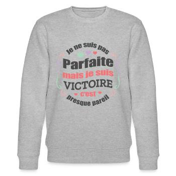 VICTOIRE PARFAITE - PRENOM VICTOIRE - Sweat bio CHANGER Stanley/Stella Unisexe - gris chiné - Devant - Nik (191cm) & Marisol (170cm)