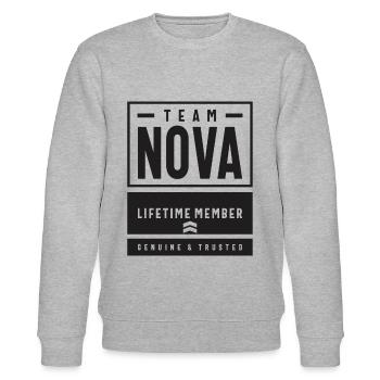 Benutzerdefinierter Name von Nova - Stanley/Stella Unisex Bio-Sweatshirt CHANGER  - Grau meliert - Vorne - Nik (191cm) & Marisol (170cm)