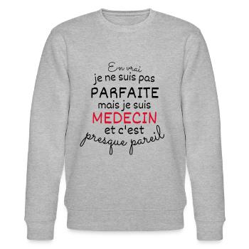 Nicht perfekt, aber Doktor - Stanley/Stella Unisex Bio-Sweatshirt CHANGER  - Grau meliert - Vorne - Nik (191cm) & Marisol (170cm)