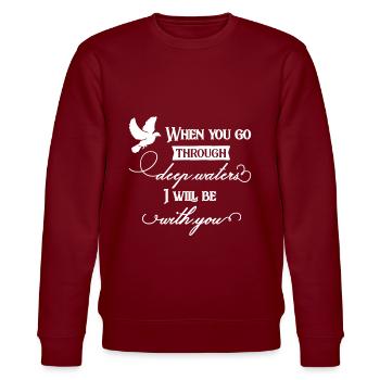 Christliches Design, wenn Sie durch tiefe Gewässer gehen - Stanley/Stella Unisex Bio-Sweatshirt CHANGER  - Burgunderrot - Vorne - Nik (191cm) & Marisol (170cm)