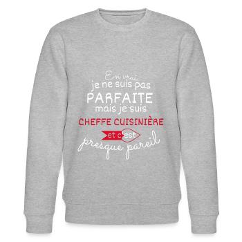 Pas parfaite mais Cheffe cuisinière - Sweat bio CHANGER Stanley/Stella Unisexe - gris chiné - Devant - Nik (191cm) & Marisol (170cm)