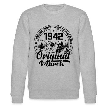 1942 March Original: 82 Years Anniversary Gift - Stanley/Stella CHANGER Unisex Organic Sweatshirt - heather grey - Front - Nik (191cm) & Marisol (170cm)
