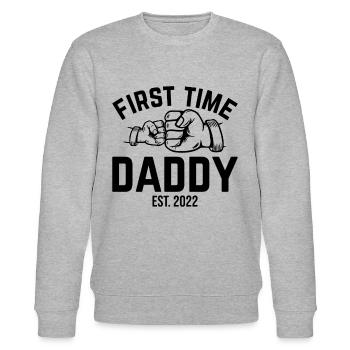 First Time Daddy Est. 2022 Daddy To Be - Nouveau papa - Sweat bio CHANGER Stanley/Stella Unisexe - gris chiné - Devant - Nik (191cm) & Marisol (170cm)
