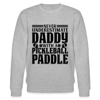 Never Underestimate Daddy With A Pickleball Paddle - Stanley/Stella Unisex Bio-Sweatshirt CHANGER  - Grau meliert - Vorne - Nik (191cm) & Marisol (170cm)