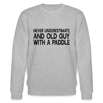 Never Underestimate An Old Guy With A Paddle Kayak - Stanley/Stella Unisex Bio-Sweatshirt CHANGER  - Grau meliert - Vorne - Nik (191cm) & Marisol (170cm)