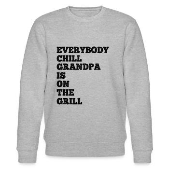 Everybody Chill Grandpa Is On The Grill - BBQ Gran - Stanley/Stella Unisex Bio-Sweatshirt CHANGER  - Grau meliert - Vorne - Nik (191cm) & Marisol (170cm)
