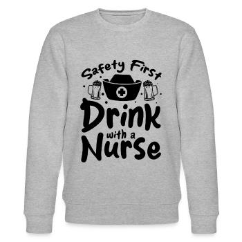 Funny Nurse - La sécurité d’abord boire avec une infirmière - Sweat bio CHANGER Stanley/Stella Unisexe - gris chiné - Devant - Nik (191cm) & Marisol (170cm)