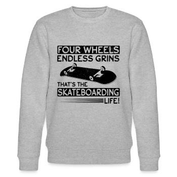 Four Wheels Endless Grins. That's The Skateboardin - Stanley/Stella Unisex Bio-Sweatshirt CHANGER  - Grau meliert - Vorne - Nik (191cm) & Marisol (170cm)