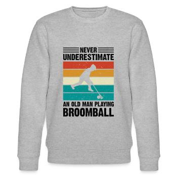 Never Underestimate An Old Man Playing Broomball - Stanley/Stella Unisex Bio-Sweatshirt CHANGER  - Grau meliert - Vorne - Nik (191cm) & Marisol (170cm)
