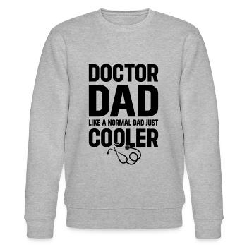 Doctor Dad Like A Normal Dad Just Cooler - Daddy D - Stanley/Stella Unisex Bio-Sweatshirt CHANGER  - Grau meliert - Vorne - Nik (191cm) & Marisol (170cm)