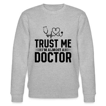 Funny Doctor - Croyez-moi, je suis presque un médecin - Sweat bio CHANGER Stanley/Stella Unisexe - gris chiné - Devant - Nik (191cm) & Marisol (170cm)