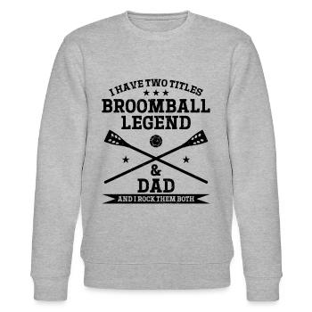 I Have Two Titles Broomball Legend & Dad - Broomba - Stanley/Stella Unisex Bio-Sweatshirt CHANGER  - Grau meliert - Vorne - Nik (191cm) & Marisol (170cm)