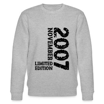 2007 November Limited Edition 16. Geburtstag Deko - Stanley/Stella Unisex Bio-Sweatshirt CHANGER  - Grau meliert - Vorne - Nik (191cm) & Marisol (170cm)