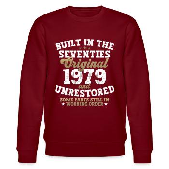 Built in the seventies 1979 44. Geburtstag Herren - Stanley/Stella Unisex Bio-Sweatshirt CHANGER  - Burgunderrot - Vorne - Nik (191cm) & Marisol (170cm)