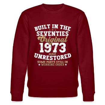 Built in the seventies 1973 49. Geburtstag Herren - Stanley/Stella Unisex Bio-Sweatshirt CHANGER  - Burgunderrot - Vorne - Nik (191cm) & Marisol (170cm)