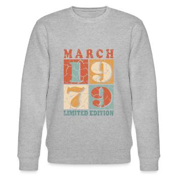 45 Jahre alt Baujahr 1979 Jahrgang März 1979 - Stanley/Stella Unisex Bio-Sweatshirt CHANGER  - Grau meliert - Vorne - Nik (191cm) & Marisol (170cm)