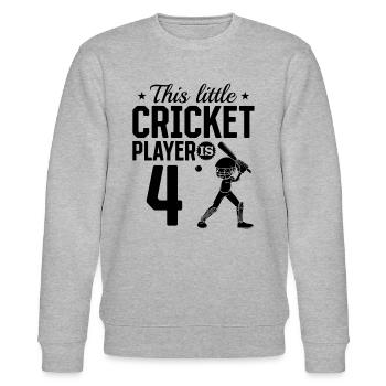 This little Cricket Player is 4 Years Old - 4th Bi - Stanley/Stella Unisex Bio-Sweatshirt CHANGER  - Grau meliert - Vorne - Nik (191cm) & Marisol (170cm)