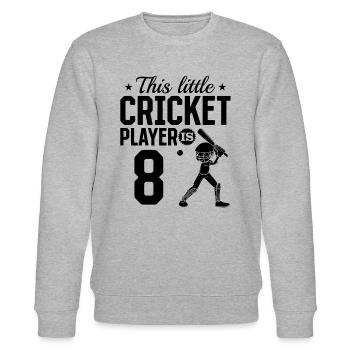 This little Cricket Player is 8 Years Old - 8th Bi - Stanley/Stella Unisex Bio-Sweatshirt CHANGER  - Grau meliert - Vorne - Nik (191cm) & Marisol (170cm)