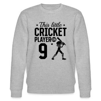 This little Cricket Player is 9 Years Old - 9th Bi - Stanley/Stella Unisex Bio-Sweatshirt CHANGER  - Grau meliert - Vorne - Nik (191cm) & Marisol (170cm)