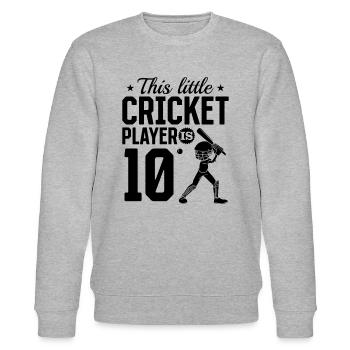 This little Cricket Player is 10 Years Old - 10th - Stanley/Stella Unisex Bio-Sweatshirt CHANGER  - Grau meliert - Vorne - Nik (191cm) & Marisol (170cm)