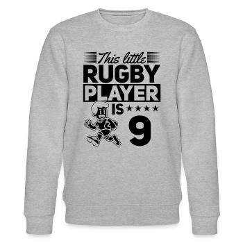 This little Rugby player is 9 Years 9th Birthday R - Stanley/Stella Unisex Bio-Sweatshirt CHANGER  - Grau meliert - Vorne - Nik (191cm) & Marisol (170cm)