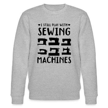 I still play with sewing machines - Stanley/Stella Unisex Bio-Sweatshirt CHANGER  - Grau meliert - Vorne - Nik (191cm) & Marisol (170cm)
