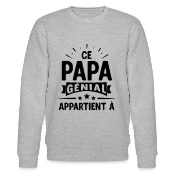 Ce Papa Génial Appartient à *prénom* - Sweat bio CHANGER Stanley/Stella Unisexe - gris chiné - Devant - Nik (191cm) & Marisol (170cm)