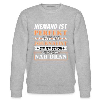 Niemand ist Perfekt - Journalisten sind nah dran - Stanley/Stella Unisex Bio-Sweatshirt CHANGER  - Grau meliert - Vorne - Nik (191cm) & Marisol (170cm)