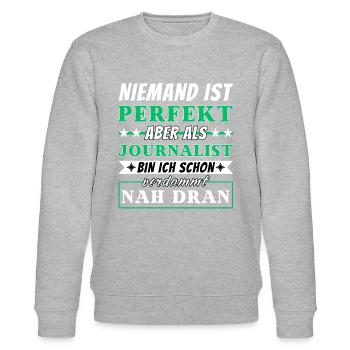 Niemand ist Perfekt - Journalisten sind nah dran - Stanley/Stella Unisex Bio-Sweatshirt CHANGER  - Grau meliert - Vorne - Nik (191cm) & Marisol (170cm)