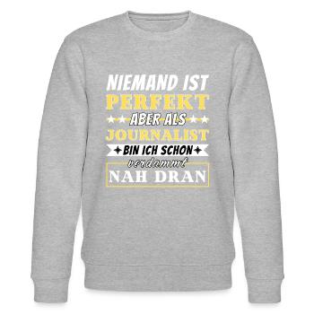 Niemand ist Perfekt - Journalisten sind nah dran - Stanley/Stella Unisex Bio-Sweatshirt CHANGER  - Grau meliert - Vorne - Nik (191cm) & Marisol (170cm)