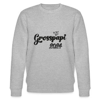 Grosspapi 2024 Befördert zum Grosspapi Opa Schweiz - Stanley/Stella Unisex Bio-Sweatshirt CHANGER  - Grau meliert - Vorne - Nik (191cm) & Marisol (170cm)