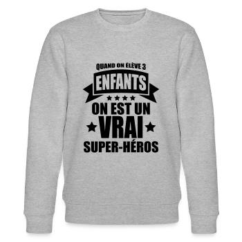 quand on élève 3 enfants on est un super-héros - Sweat bio CHANGER Stanley/Stella Unisexe - gris chiné - Devant - Nik (191cm) & Marisol (170cm)