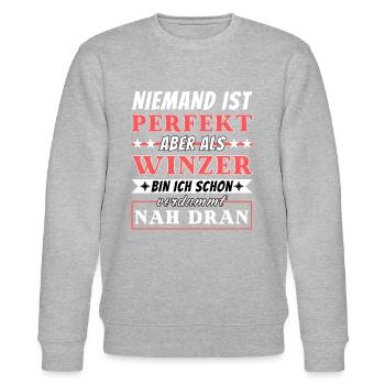 Niemand ist Perfekt - Winzer sind nah dran - Stanley/Stella Unisex Bio-Sweatshirt CHANGER  - Grau meliert - Vorne - Nik (191cm) & Marisol (170cm)